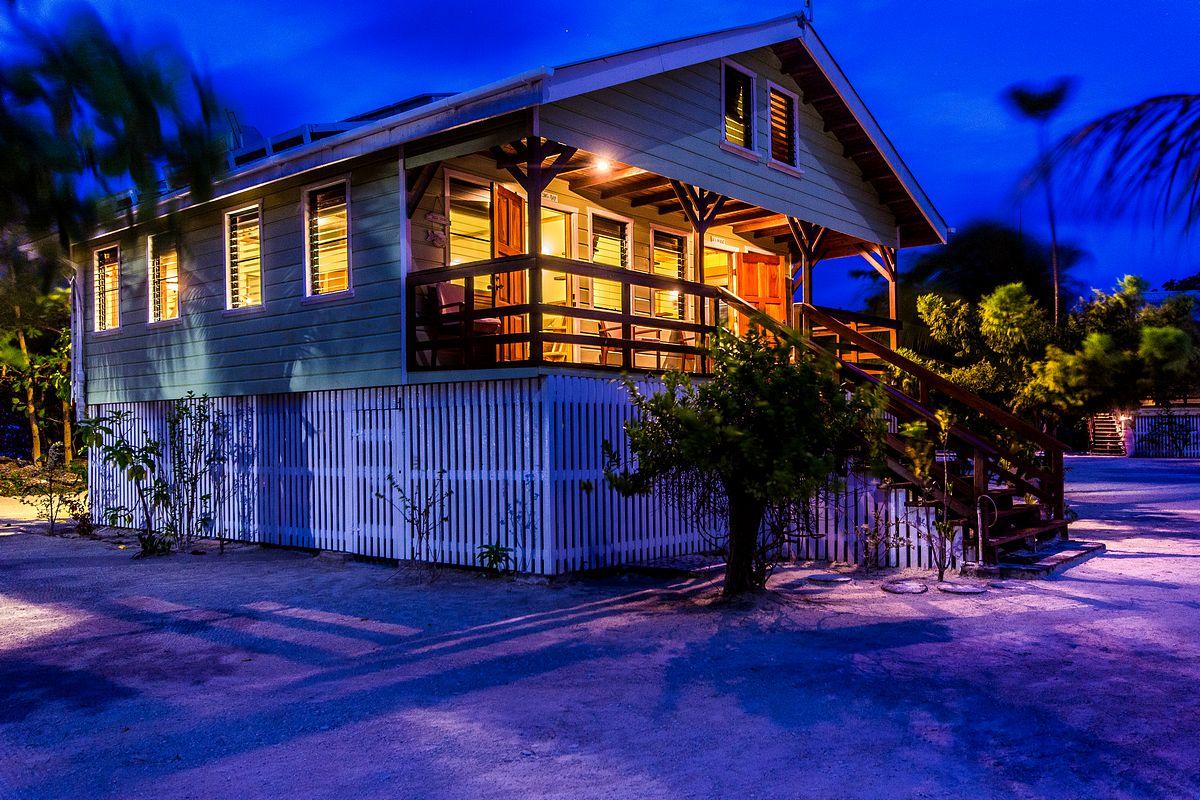 Jewel Caye image