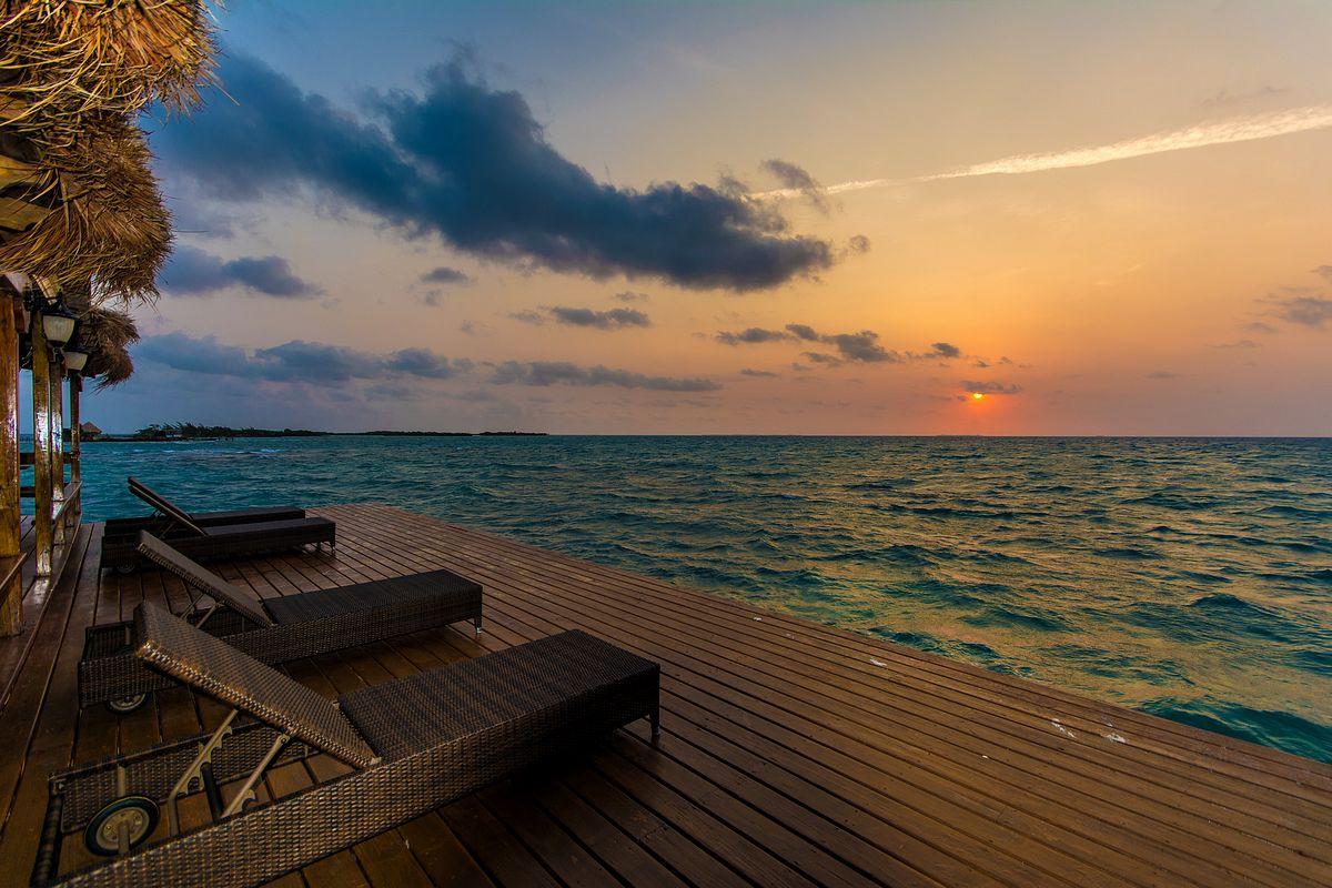 Jewel Caye image