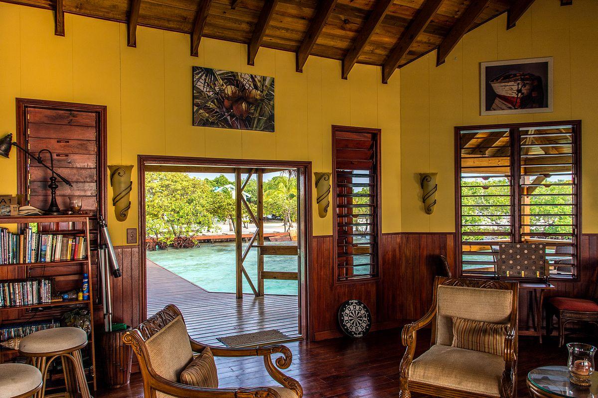 Jewel Caye image