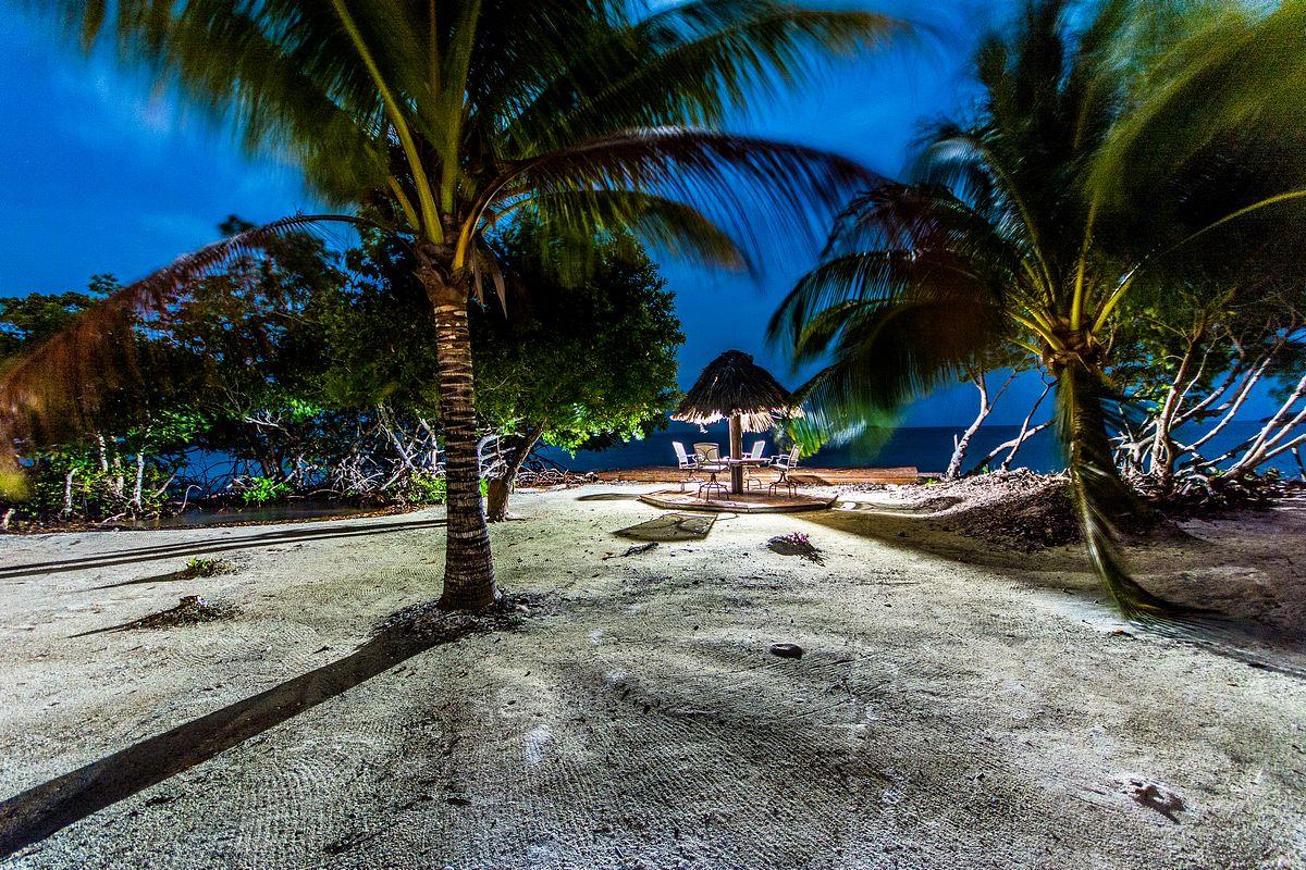 Jewel Caye image