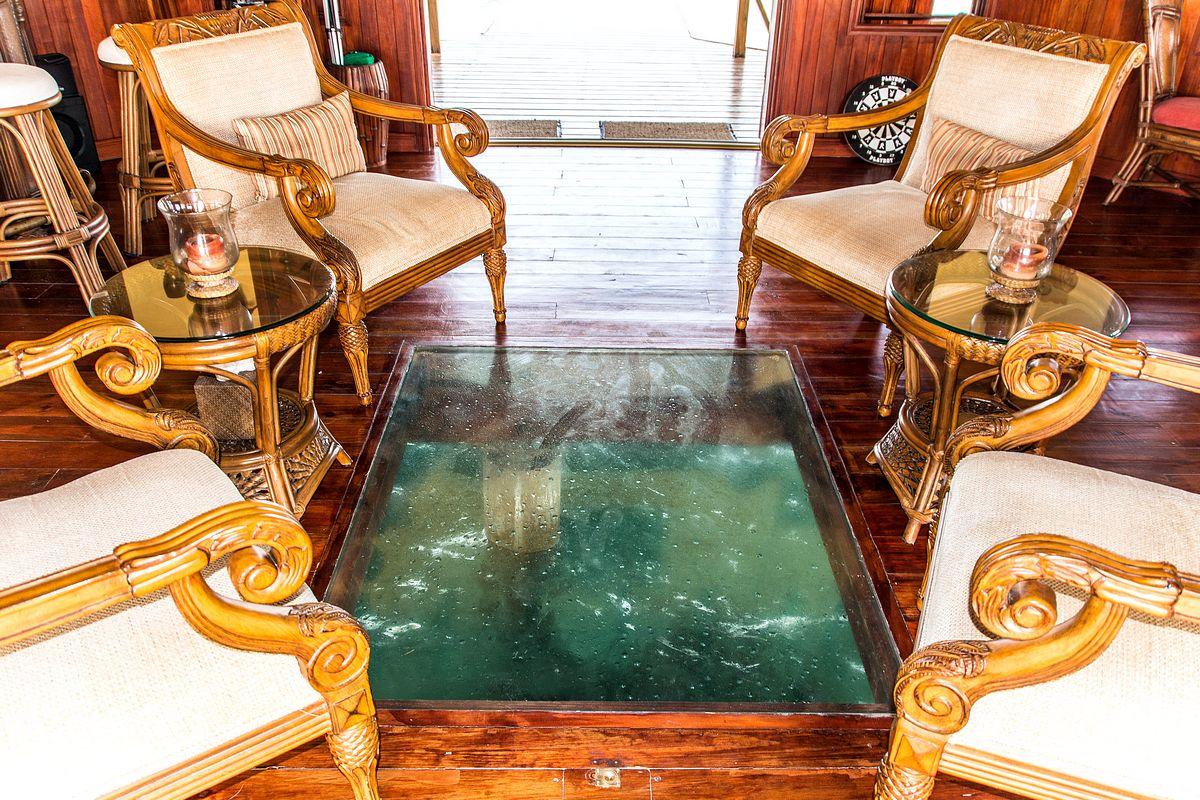 Jewel Caye image