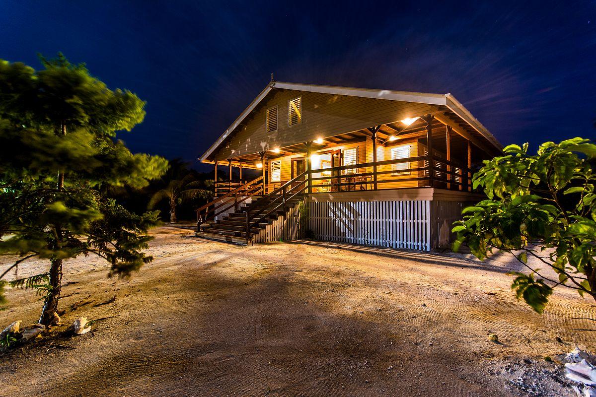Jewel Caye image