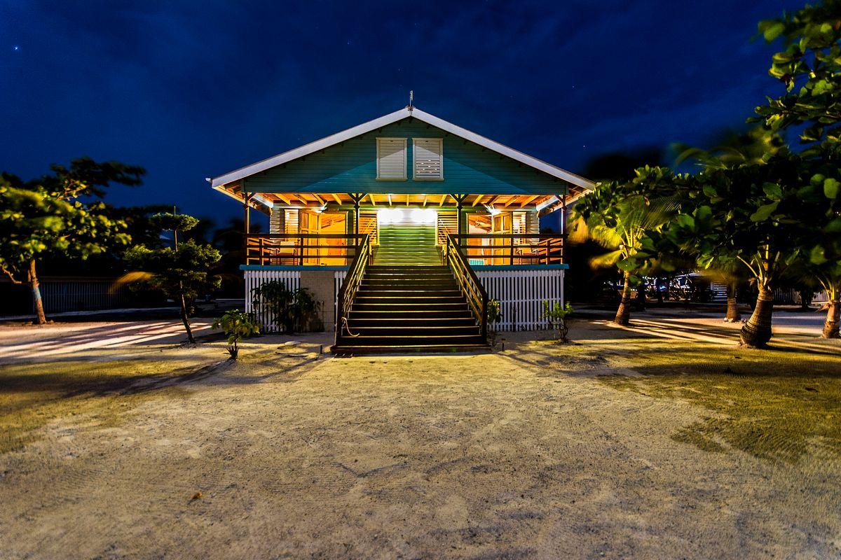 Jewel Caye image