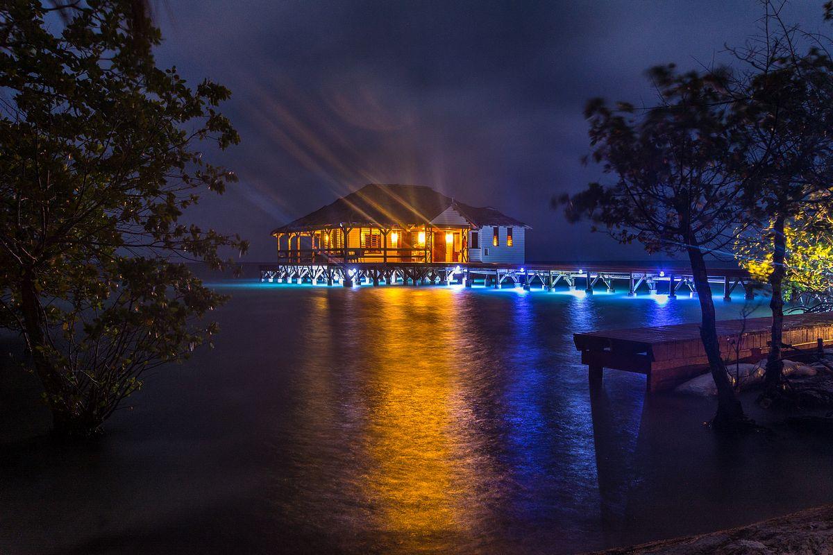 Jewel Caye image