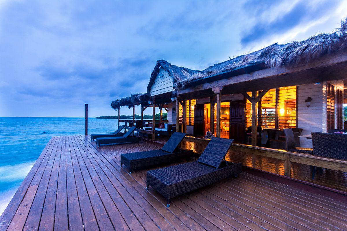 Jewel Caye image