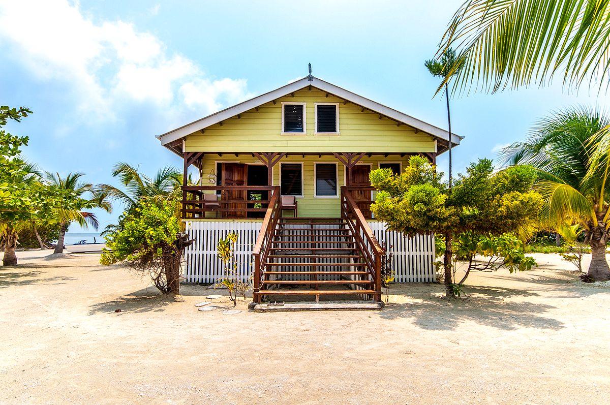 Jewel Caye image