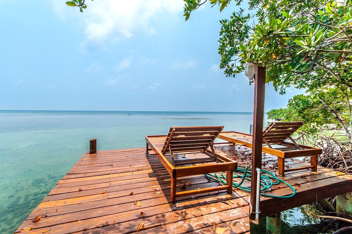 Jewel Caye image