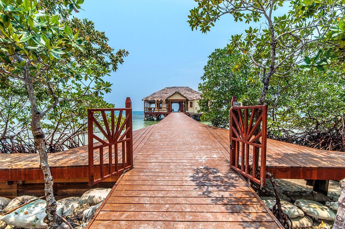 Jewel Caye image