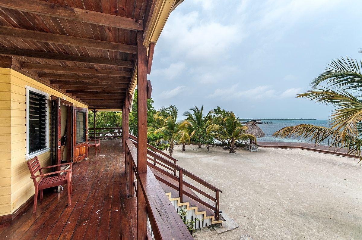Jewel Caye image