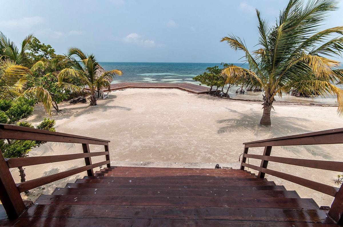 Jewel Caye image