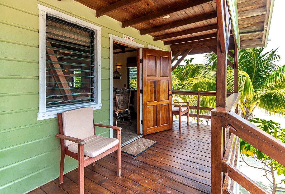 Jewel Caye image