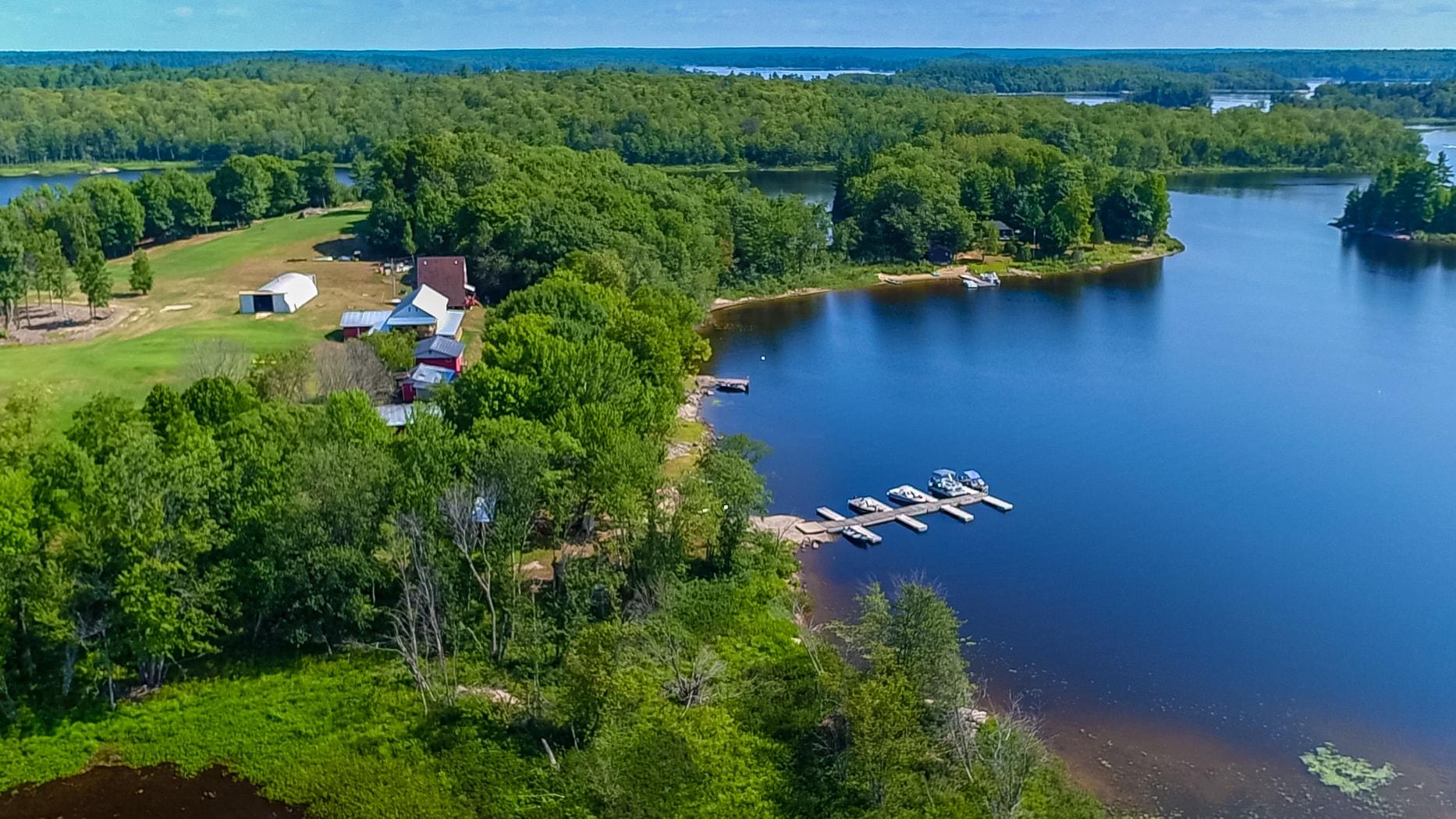 Lakefront Cottages and Golf Course Retreat image
