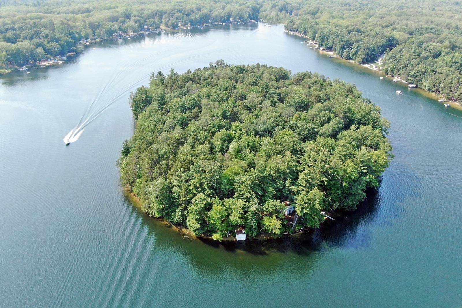 Private Island on School Section Lake – Private island in Michigan, United States