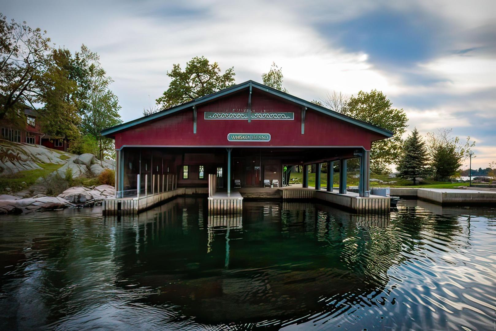 Whiskey Island Lodge – Private island in New York, United States