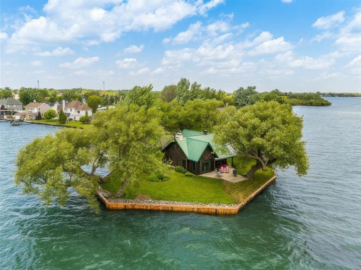 L'Île de la Paix – Private island in Quebec, Canada