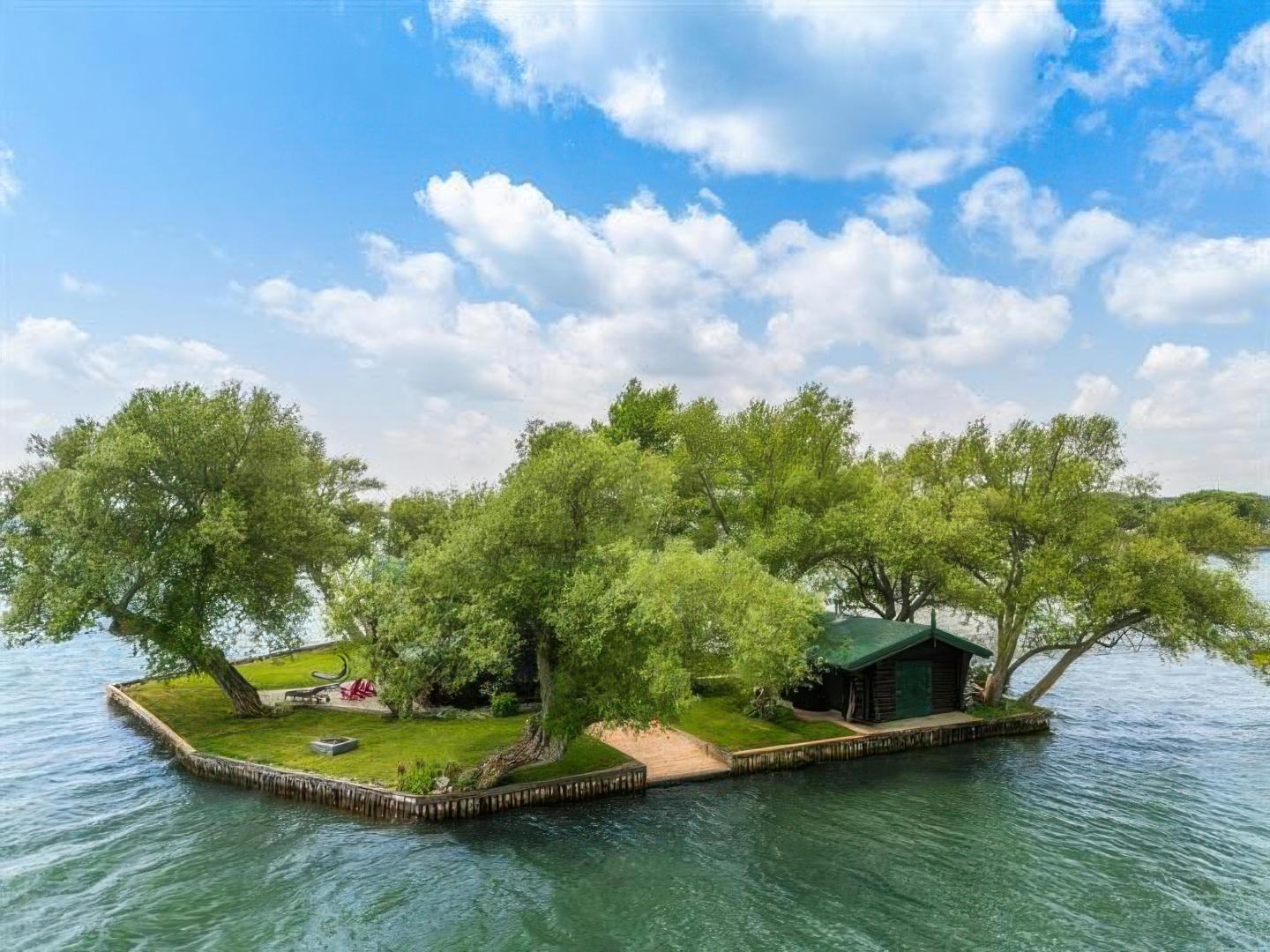 L'Île de la Paix – Private island in Quebec, Canada
