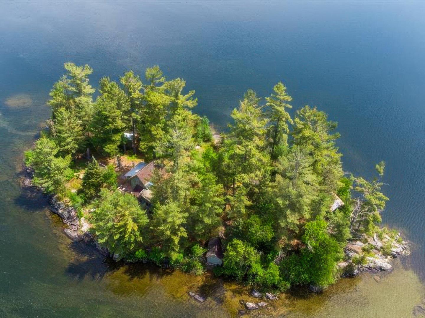 Lac des Iles Island – Private island in Quebec, Canada