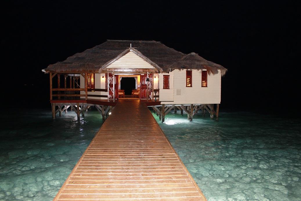 Jewel Caye image