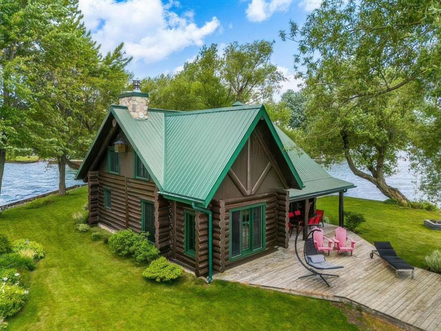 L'Île de la Paix – Private island in Quebec, Canada