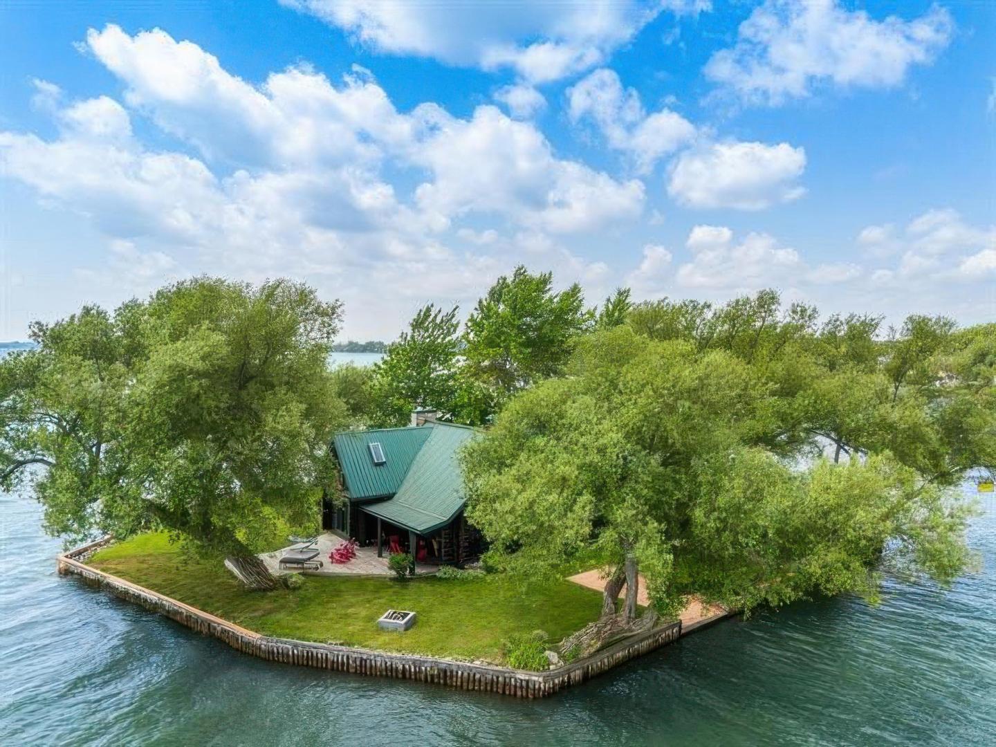 L'Île de la Paix – Private island in Quebec, Canada