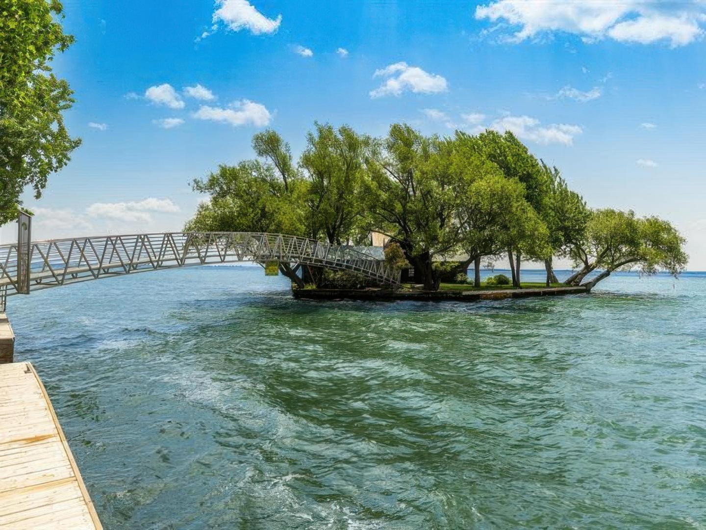 L'Île de la Paix – Private island in Quebec, Canada